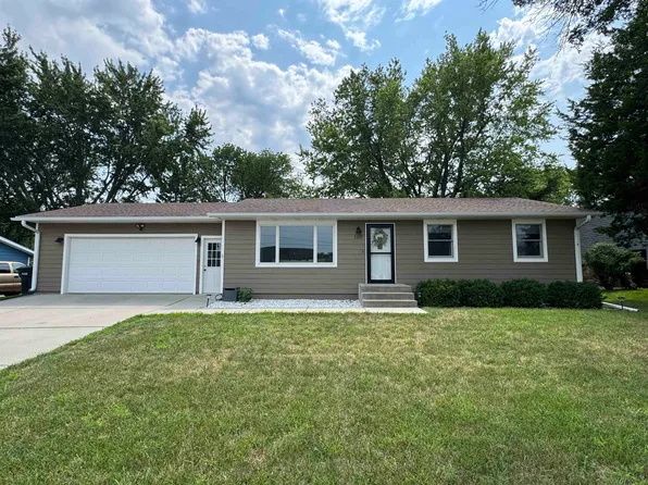 1207 W 11th St, Yankton, SD 57078