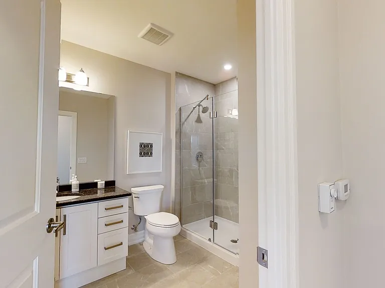 320 Thames St — Photo 16