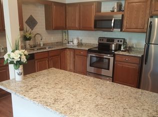 1352 Meadowcreek Dr, Pewaukee, WI 53072