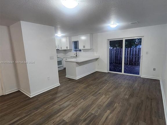 5th image of 210 SW 3rd Ct