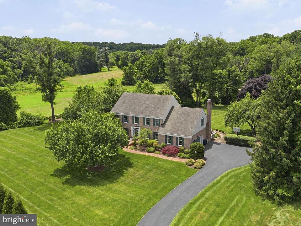 1st image of 24 Manor Knoll Ct