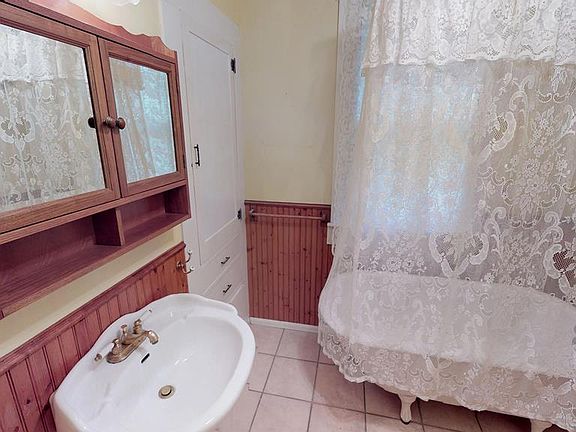 5th image of 802 E San Antonio St