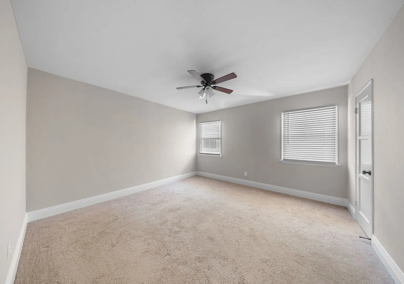 2360 Cedar Ave — Photo 4