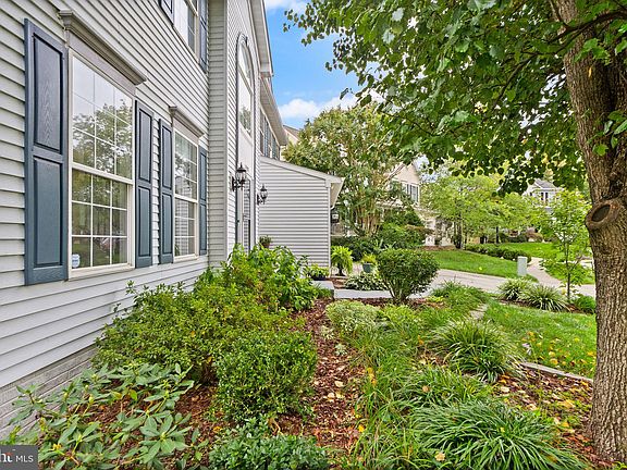 4th image of 20900 Hollyberry Ct