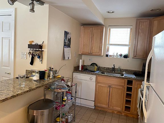 5th image of 2658 N Wilton Ave #1