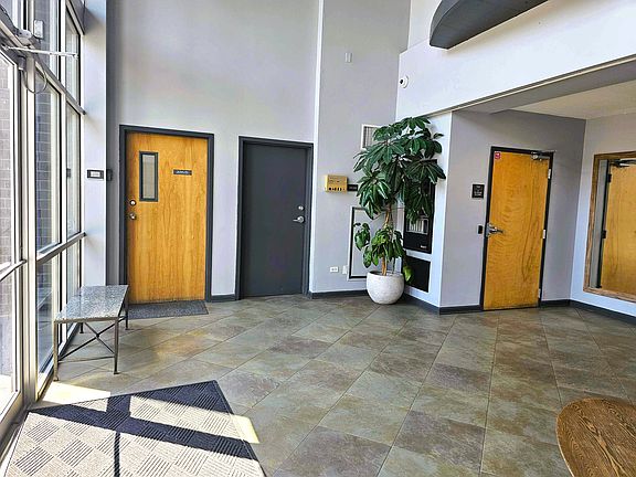 5th image of 1122 W Catalpa Ave APT 505
