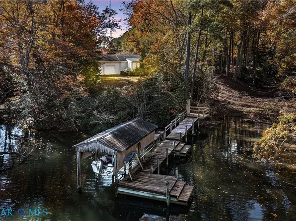 1437 Locust Grove Rd, Topping, VA 23169