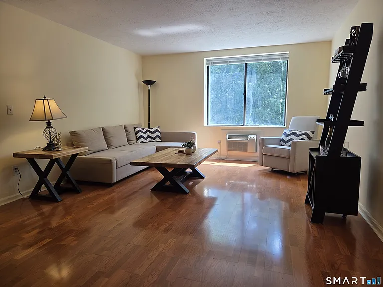 1525 E Putnam Ave #201 — Photo 2