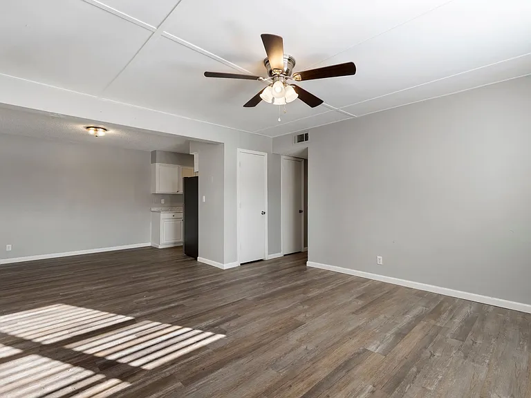 Crossroads Villa Apartments — Photo 61