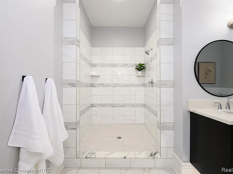 32686 Woodward Ave #E — Photo 17