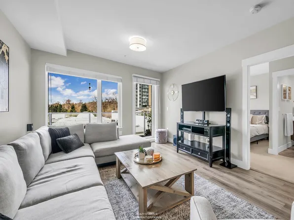 1496 Charlotte Rd #401, North Vancouver, BC V7J 0C9