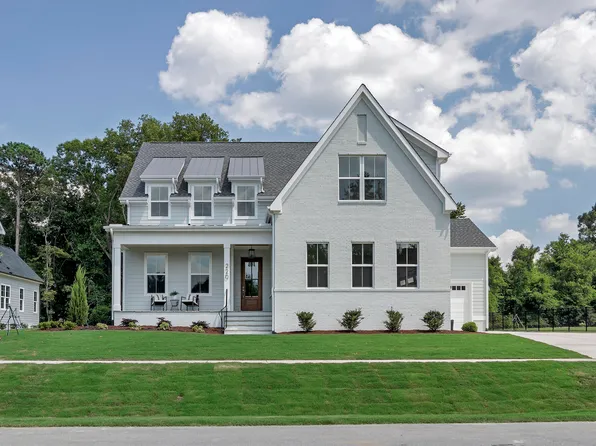220 Meadow Walk Dr, Fuquay Varina, NC 27526