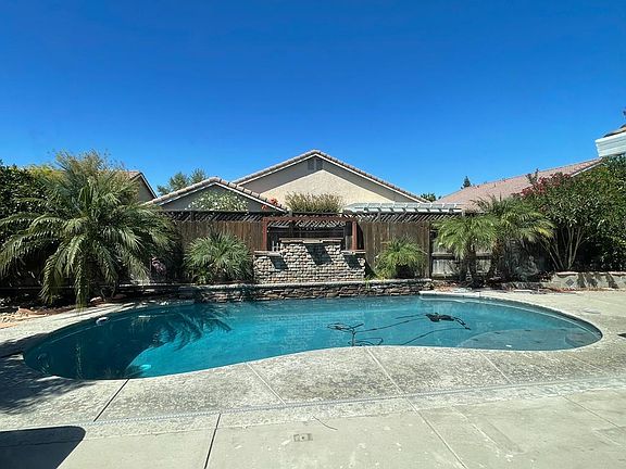 2nd image of 921 Ashford Dr
