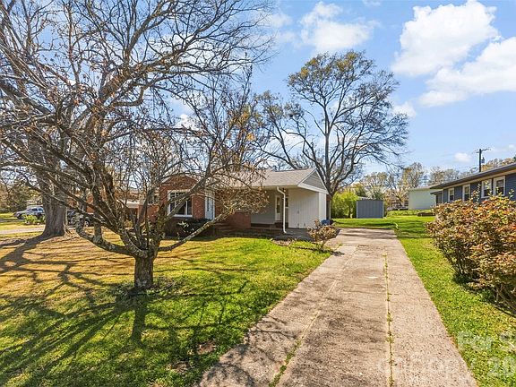 3rd image of 1213 E Park Dr