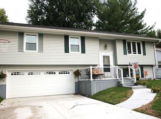 1415 Springdale Dr, Clinton, IA 52732