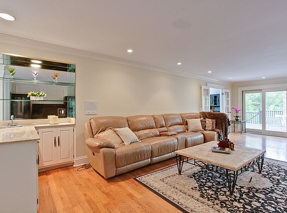 5th image of 4 Court Of Bucks County