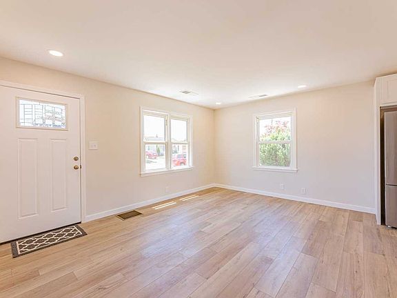 5th image of 908 Tulip Ave
