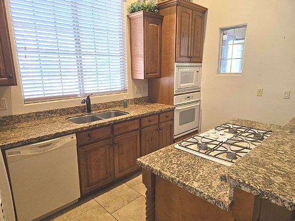 Kitchen w/gas cooktop