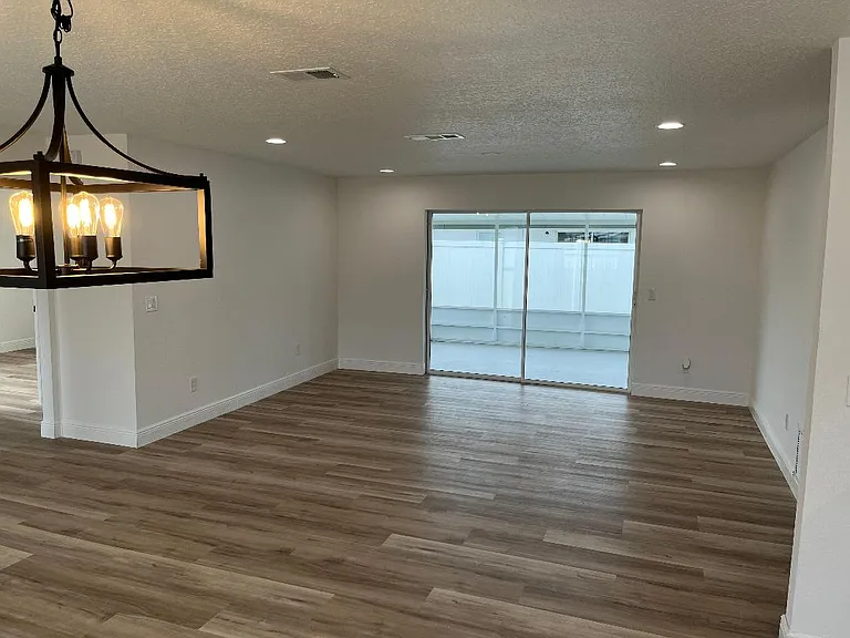 1385 S Harbor Dr — Photo 7