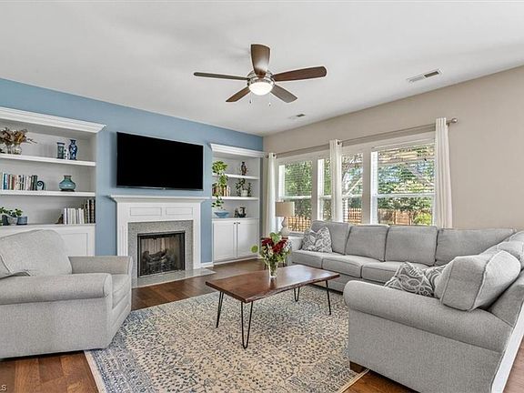 3rd image of 825 Blue Moon Ct