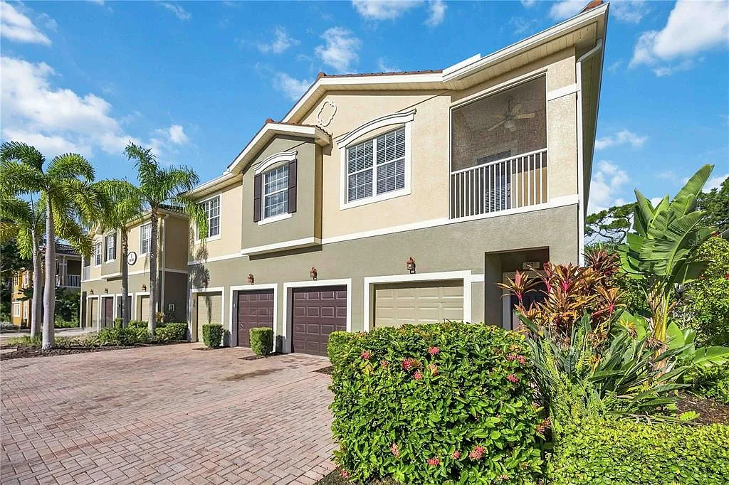 2 bed, 2.0 bath, 966 sqft, $2,100 — Photo 2