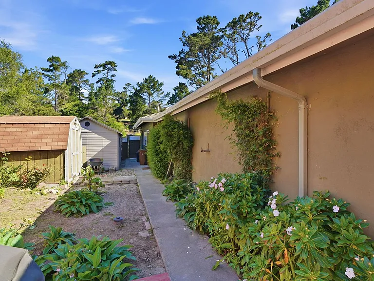 241 Soledad Dr — Photo 33