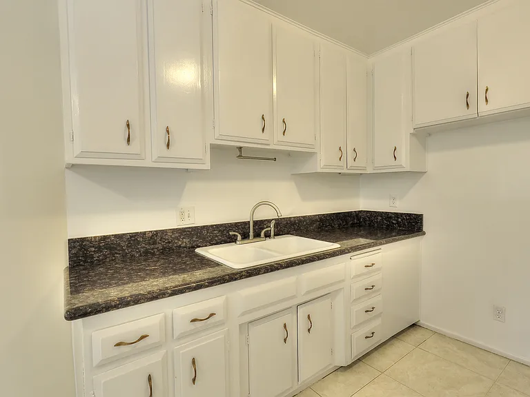 4808 Riverton Ave #6 — Photo 8
