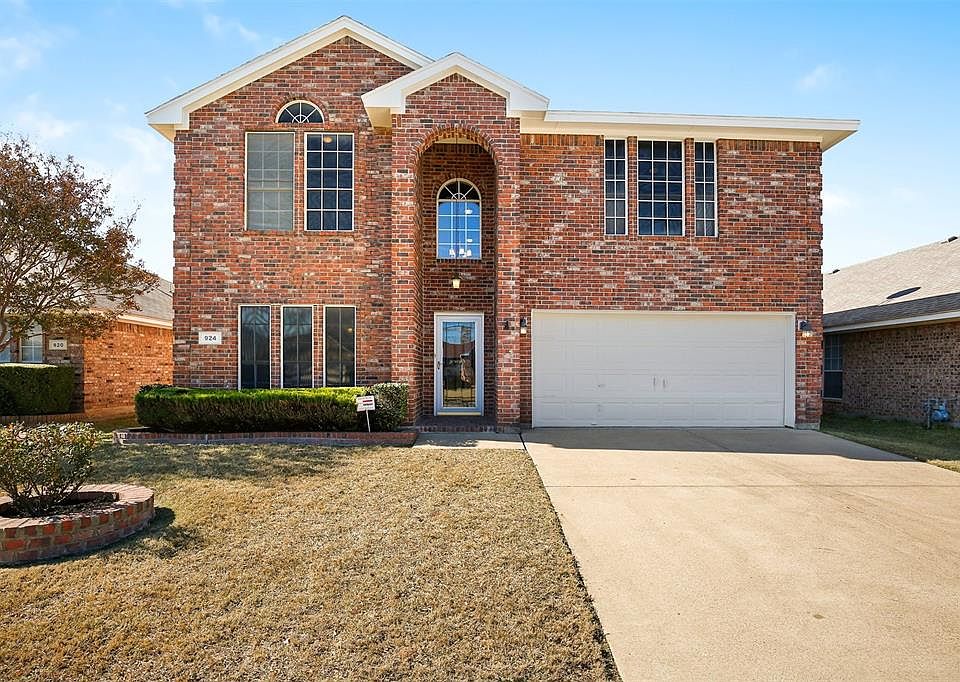 1st image of 924 Churchhill Dr
