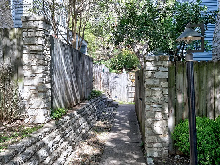 6821 Old Quarry Ln — Photo 2