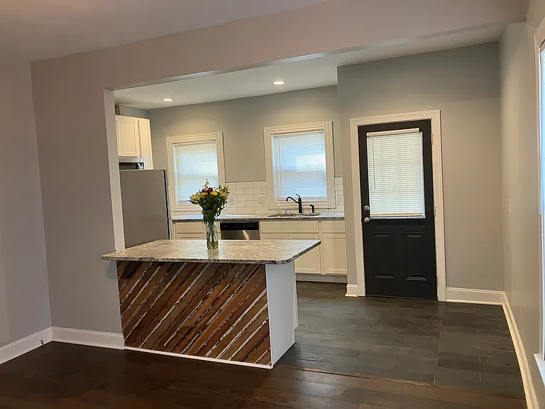 1137 N Superior St — Photo 3