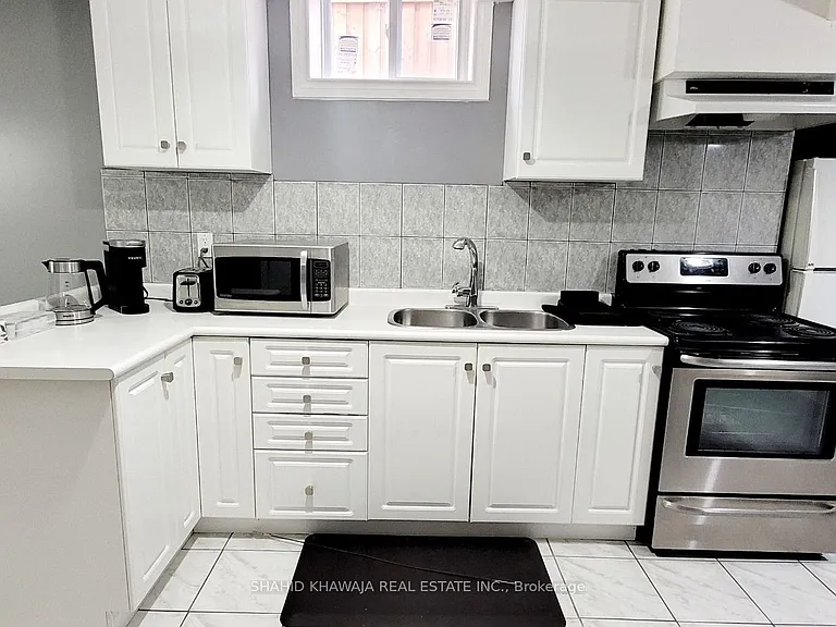 108 Camomile St #BASEMENT — Photo 4