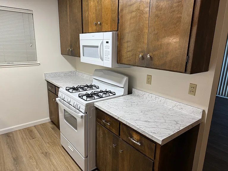 Avenue West Apartments — Photo 38
