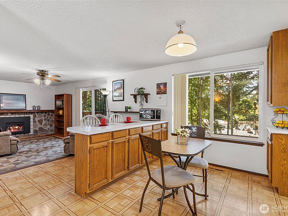 5th image of 3920 Celeste Court SE