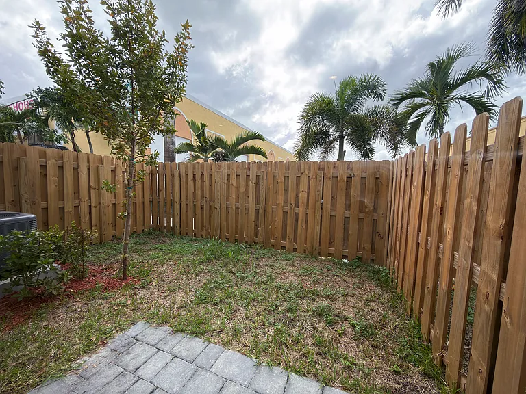 122 NW 10th Pl — Photo 22