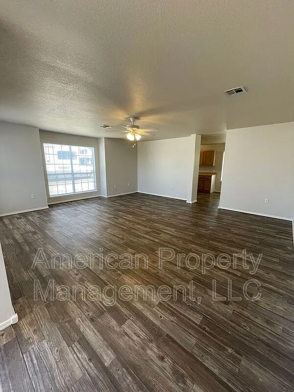 3 bed, 2.0 bath, 1635 sqft, $1,595 — Photo 4