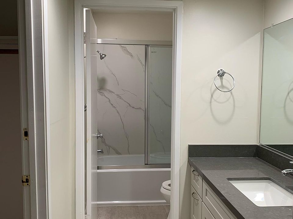 1st image of 917 Tamarack Ln APT 1
