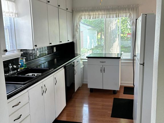 4th image of 925 E Maywood Ave