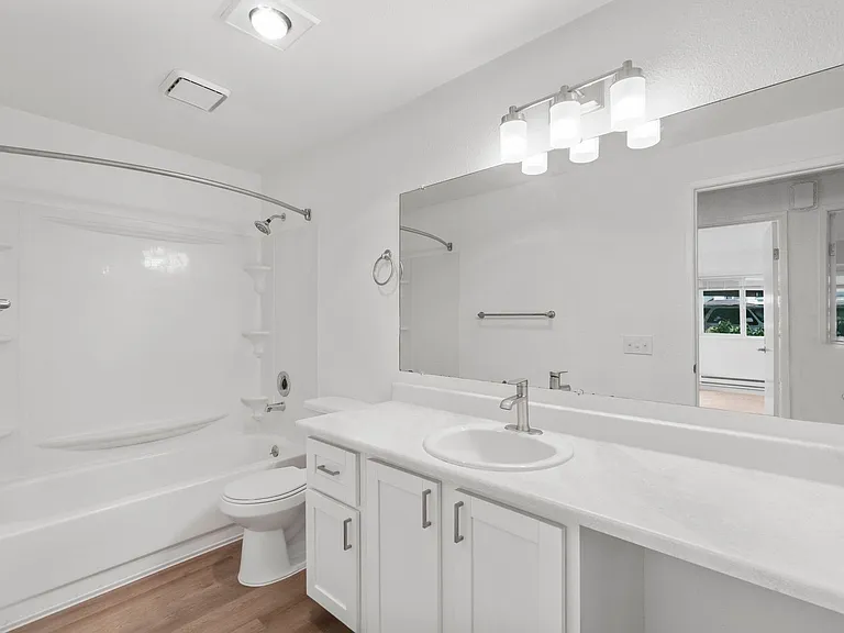 Oak Park Apartments — Photo 32