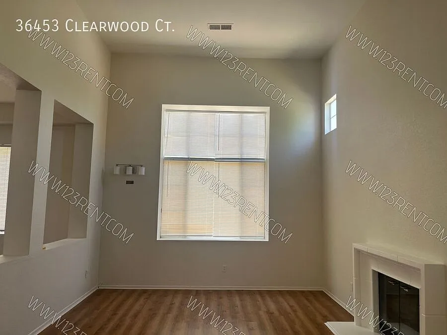 3bd/ 2.5 Bth Two Story Single Story Home — Photo 2
