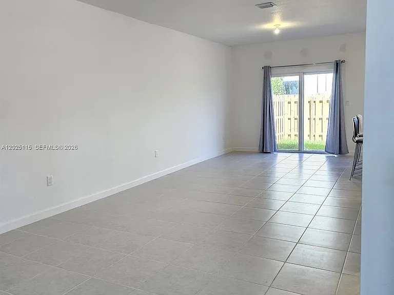 2899 SE 25th Ter — Photo 7