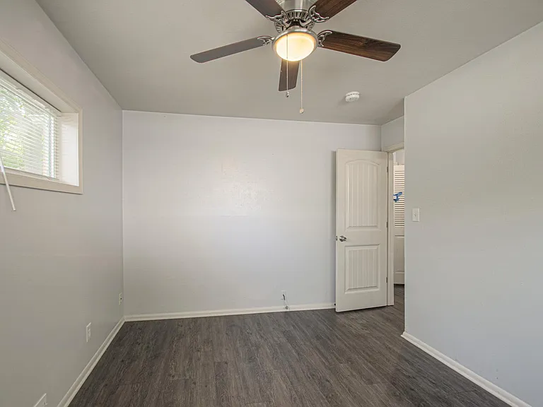 10810 Ewing Ave — Photo 10