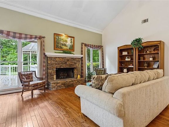 2nd image of 1935 Davis Dr