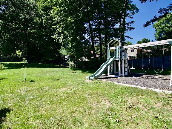 5th image of 83 Pineridge Dr