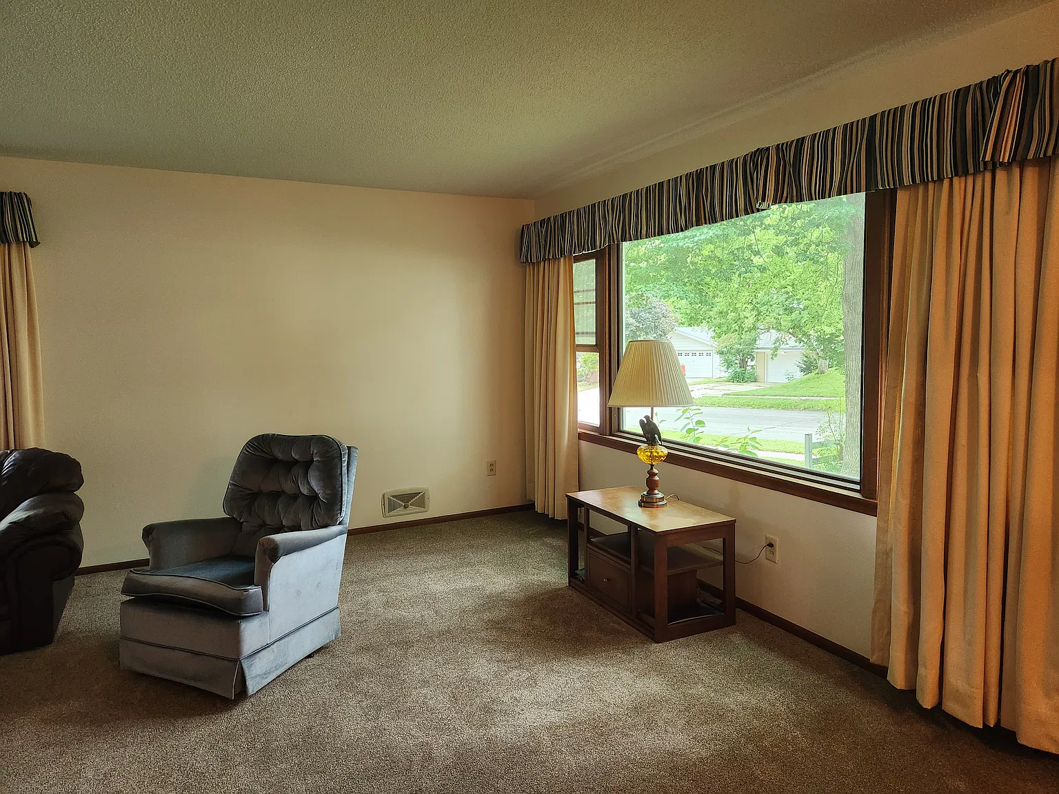 4 bed, 2.5 bath, 2400 sqft, $2,300 — Photo 2