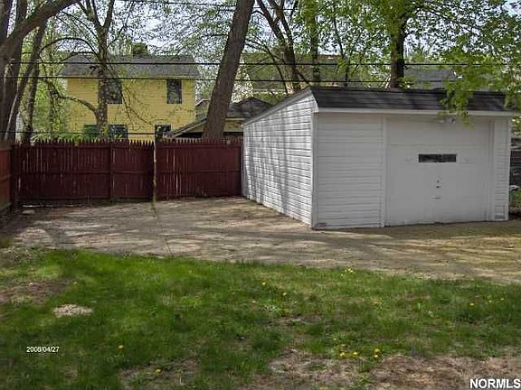 Garage w/xtra parking or patio!