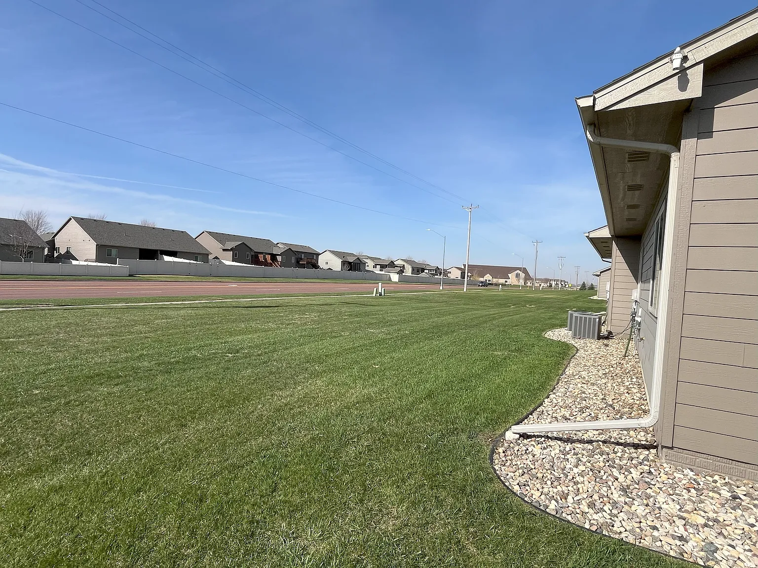 3 bed, 1366 sqft, $1,900 — Photo 4