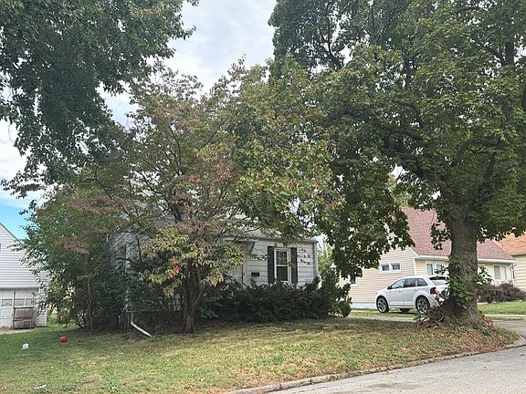 3rd image of 128 E Maywood Ct