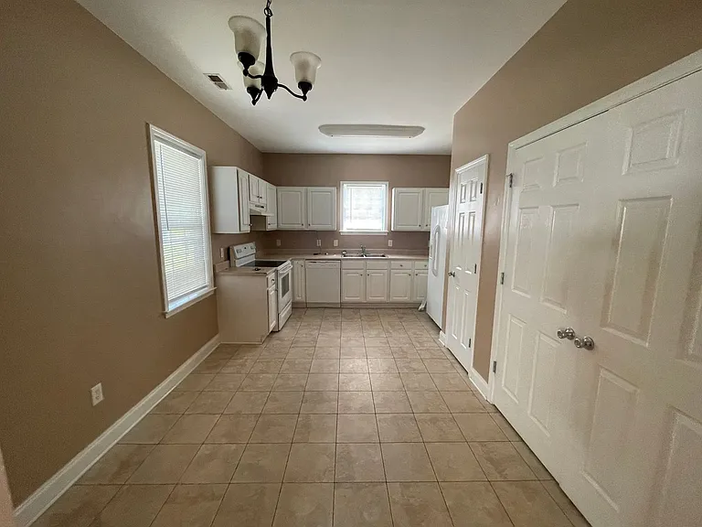 375 Lullwater Dr — Photo 6