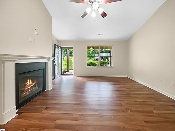 3rd image of 64 Thunderbird Dr
