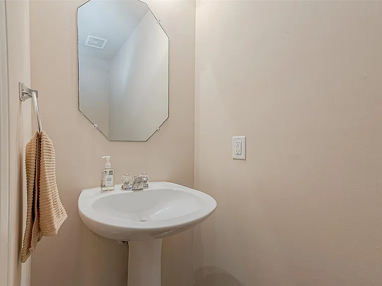 6352 Austinville Dr — Photo 8